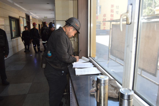 鑫輝源煤業(yè)透水事故應(yīng)急救援演練 (2)577.png